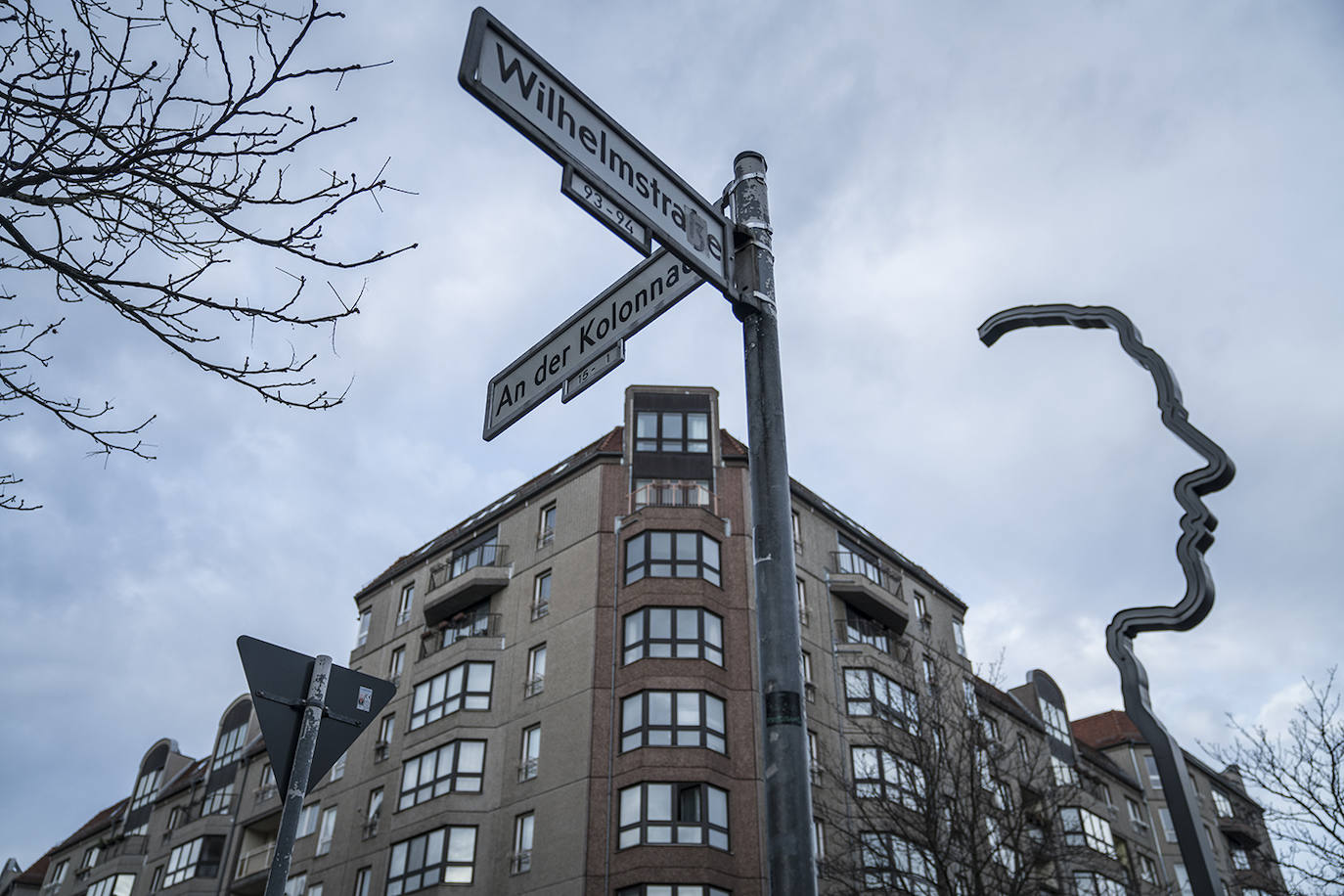 La Wilhelmstrasse sirvió de sede a la Cancilleria del Reich. Aquí estaba también el búnker donde Hitler se refugió en los últimos compases de la vida y donde se quitó la vida. El edificio fue demolido y en su lugar se levantaron bloques residenciales.