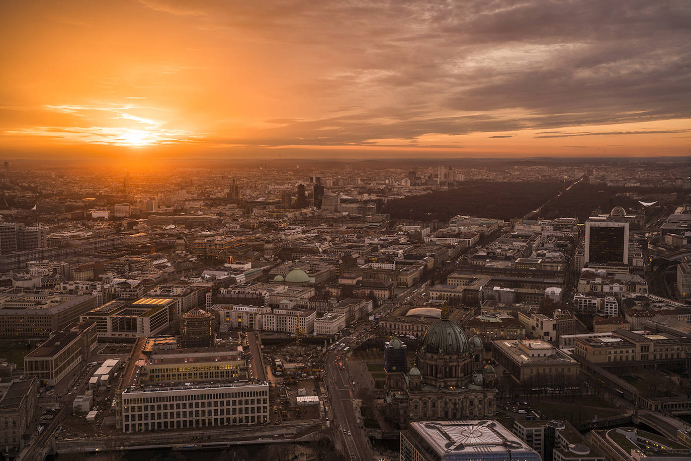 Vista de la ciudad desde la torre de televisión Berliner Fernsehturm, que se eleva 368 metros de altura y fue inaugurada a finales de los 60 bajo la dominación soviética.