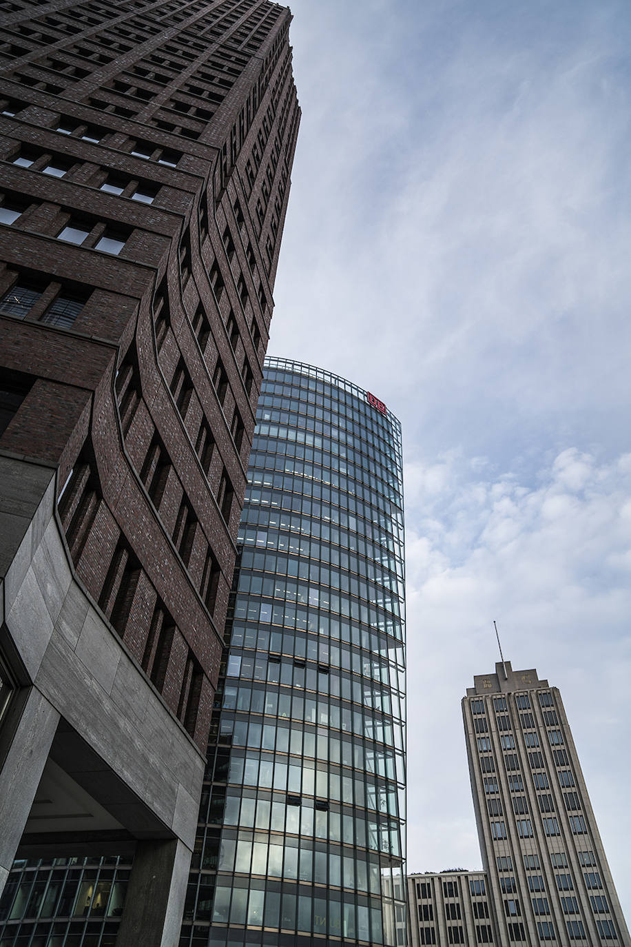 Potsdamerplatz es el corazón de Berlín y un centro financiero de primera fila sometido a un ambicioso proyecto urbanístico. Junto a torres de negocios y el Legoland Discovery todavía es posible ver el curso que seguía el muro.