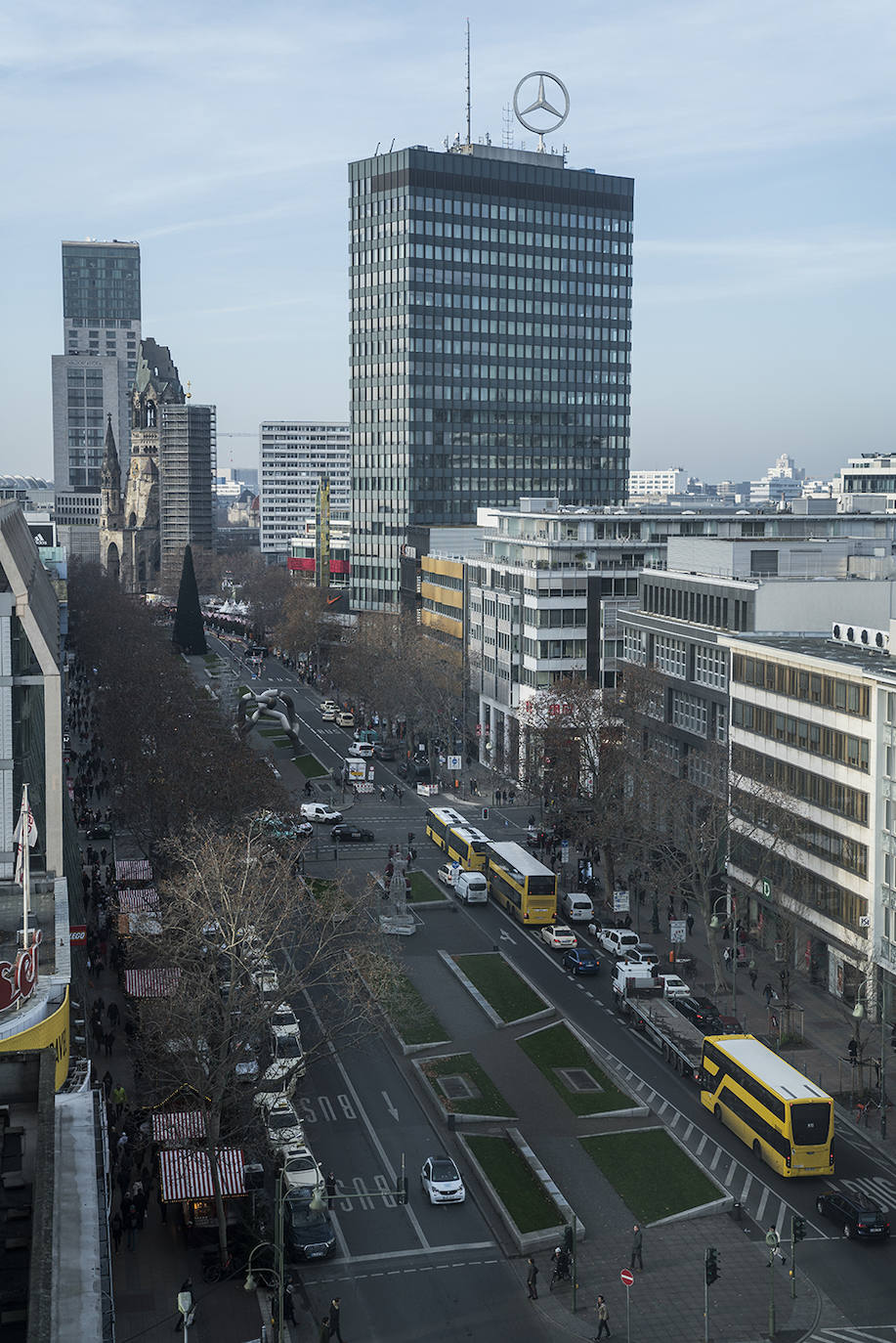 Vista de la avenida Wittenberg desde el KDW, uno de los centros comerciles más grandes de Europa y auténtico imán para todo aquel que se acerca a la ciudad. Al fondo, el edificio de Mercedes y los restos de la iglesia del Kaiser-Wilhelm, símbolo de la destrucción de la ciudad tras la Segunda Guerra Mundial.