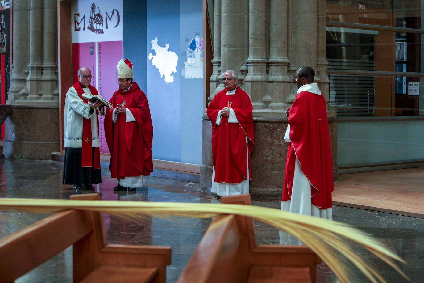 Insólita misa y bendición de los ramos en la catedral nueva, retransmitida 'online'. 