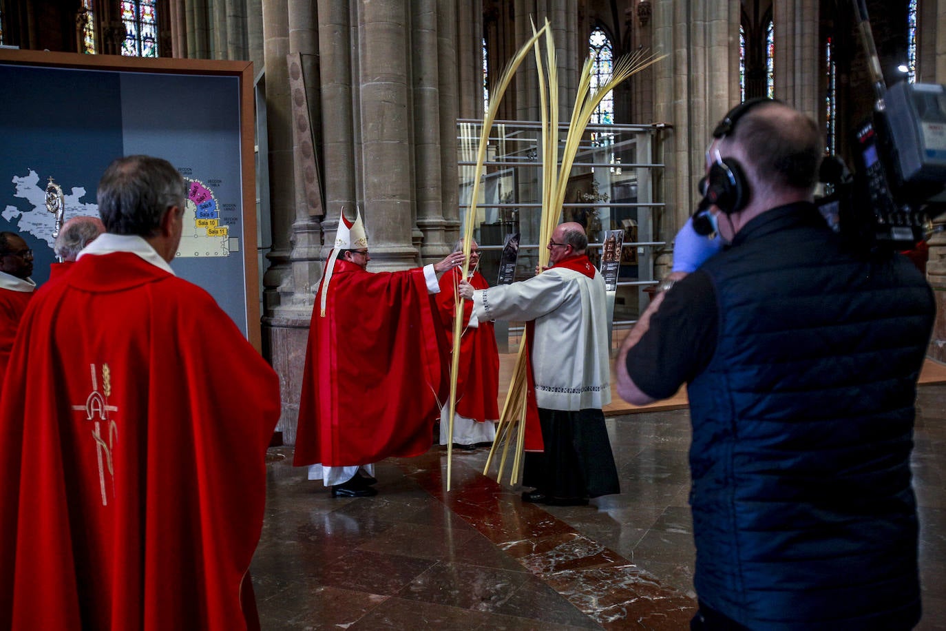 Insólita misa y bendición de los ramos en la catedral nueva, retransmitida 'online'. 