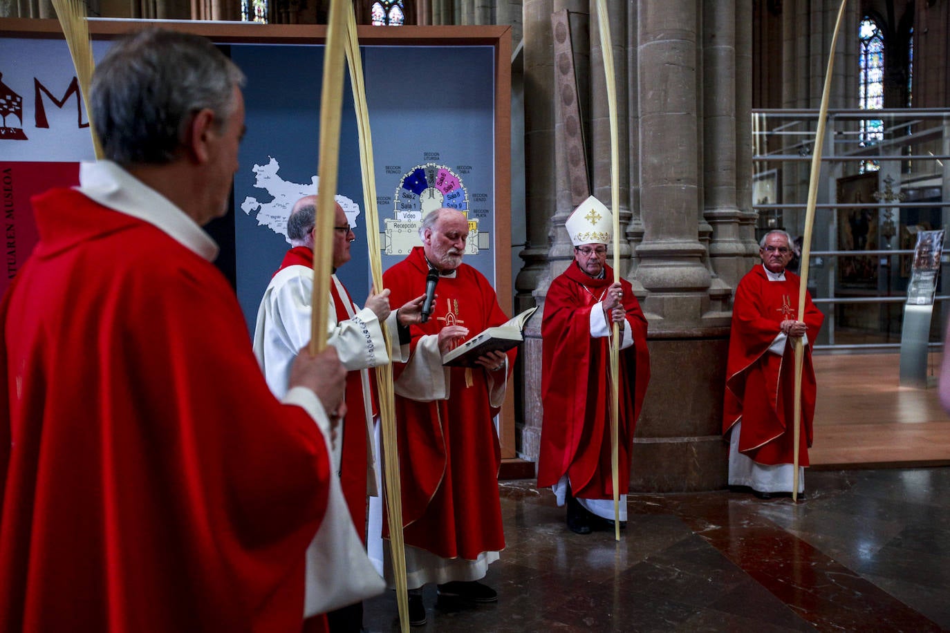 Insólita misa y bendición de los ramos en la catedral nueva, retransmitida 'online'. 