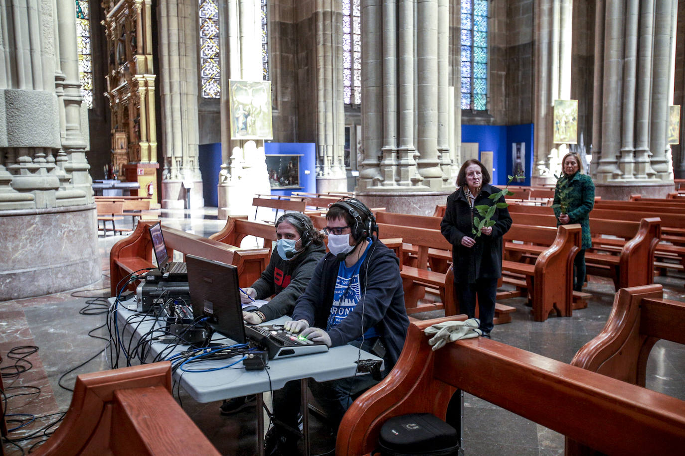 Insólita misa y bendición de los ramos en la catedral nueva, retransmitida 'online'. 