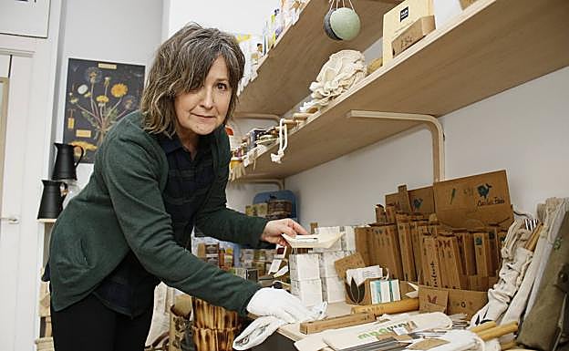 Rosa Ugalde realiza labores de limpieza en su tienda, Ekobizi. 