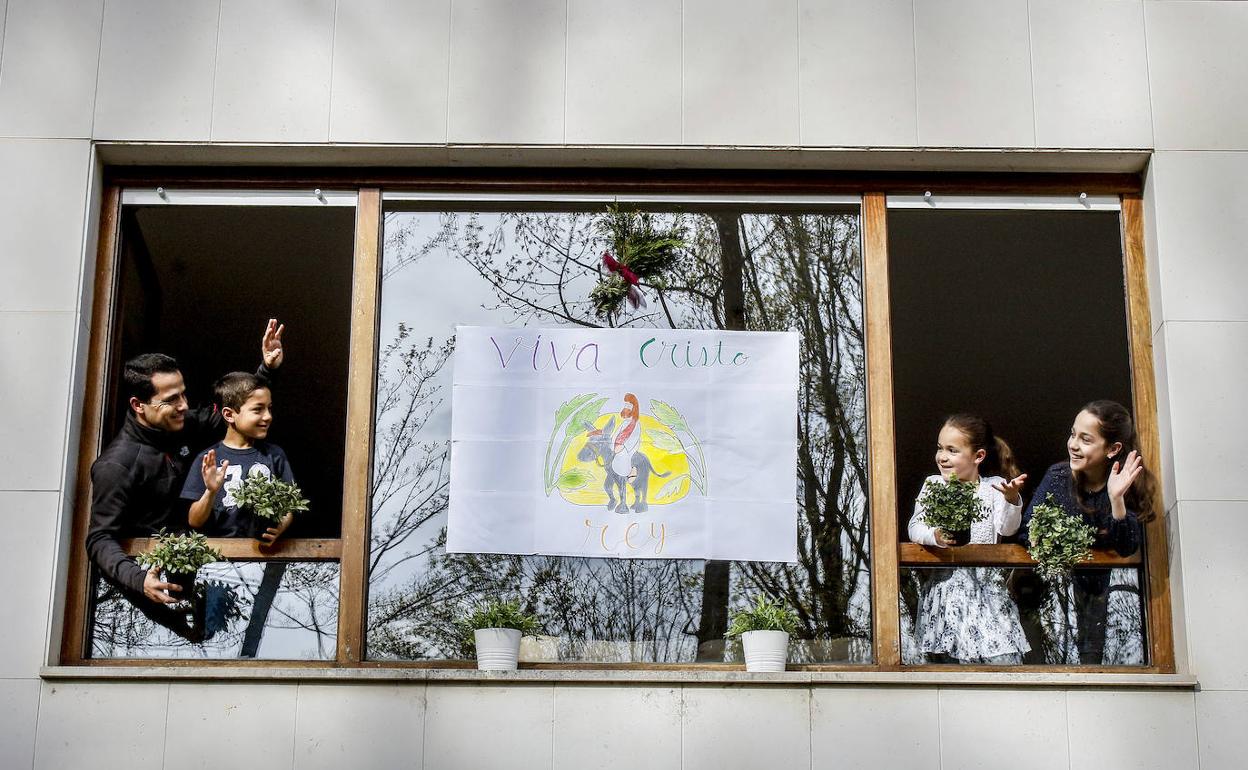 Los balcones se utilizan también estos días para mostrar la fe cristiana. 