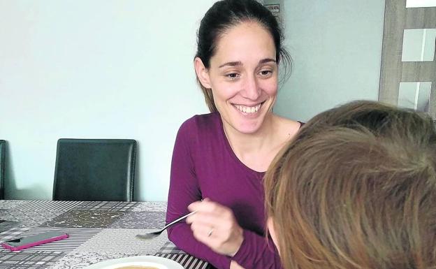 Irune ya puede dar la comida a su pequeño Aritz, de 18 meses.