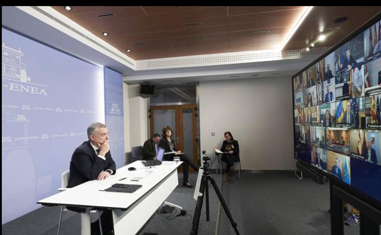 Urkullu, durante una videoconferencia con Sánchez y el resto de presidentes autonómicos. 