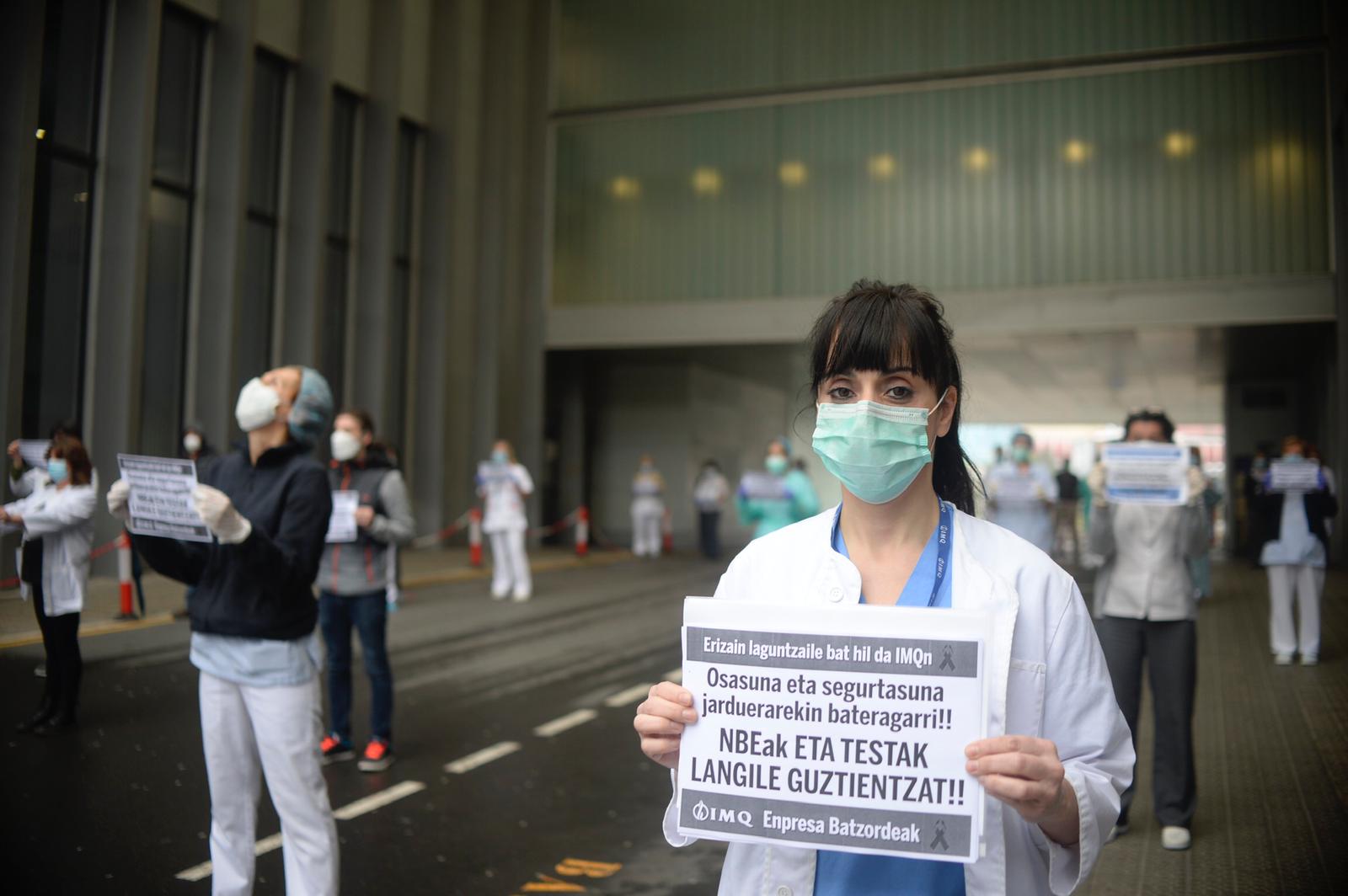 Fotos: Concentración en el IMQ Zorrozaurre para pedir «medidas de seguridad» tras la muerte de Laura