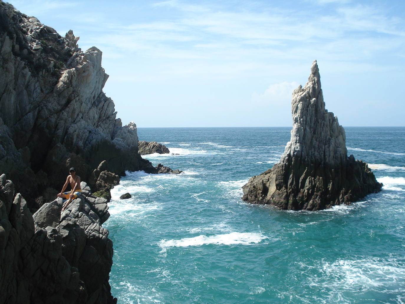 El Dedo de Dios (Canarias) | Esta formación rocosa, ubicada en el pueblo de Agaete y también conocida como Roque Partido, sufrió en 2005 la erosión de la naturaleza con la tormenta Delta, que partió en dos la estructura. Con el derrumbe perdió la particular forma que le valió su curioso nombre. 