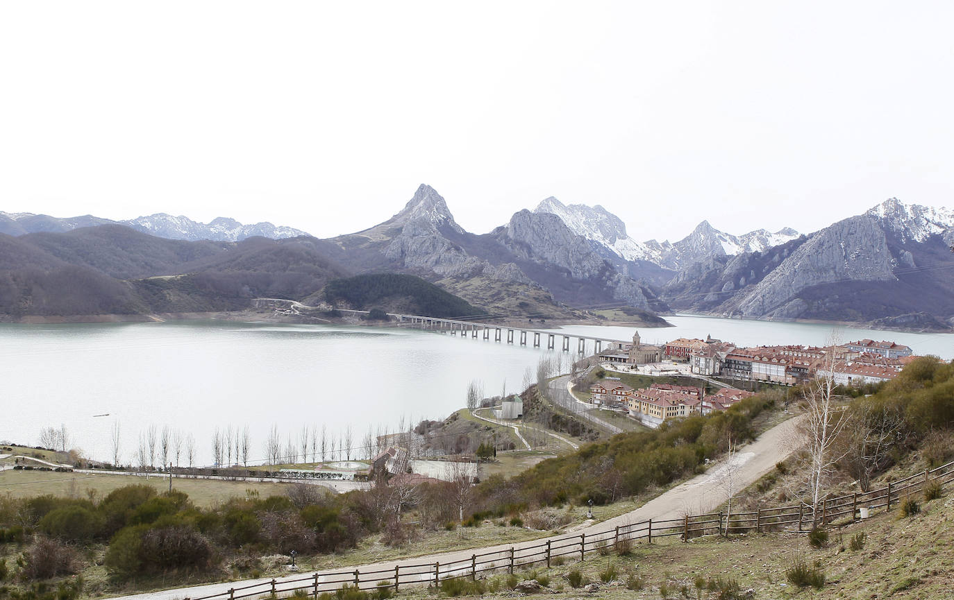 Riaño (León) | La imagen muestra el embalse que se construyó sobre lo que fue el municipio de Riaño, que quedó sumergido bajo el agua cuando se creó la presa en la década de los 70. 