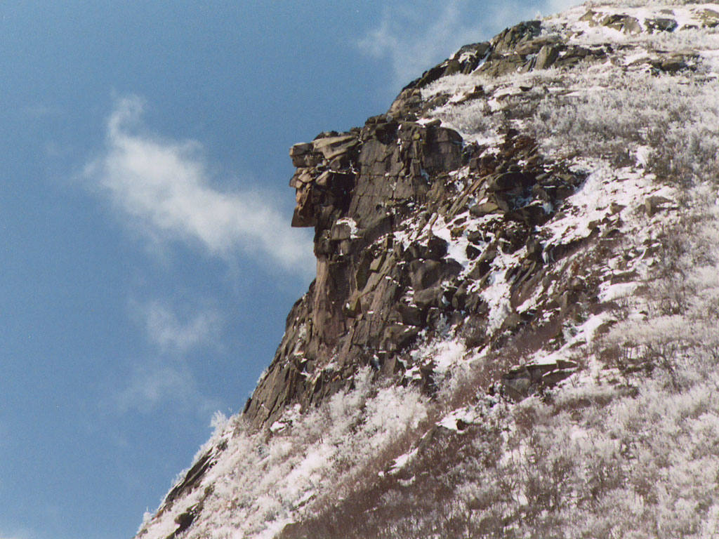 Old Man of the Mountain (New Hampshire) | También llamada El Viejo de la Montaña o la Gran Cara de Piedra, era un saliente en uno de los acantilados de granito de las Montañas Blancas de New Hampshire. Se había convertido en el emblema de la zona porque parecía el perfil irregular de una cara (de ahí su apodo), hasta que se derrumbó en 2003 por la erosión del viento. Tras su desaparición se colocó una simulación de la figura para crear la ilusión de que el Old Man sigue ahí. 
