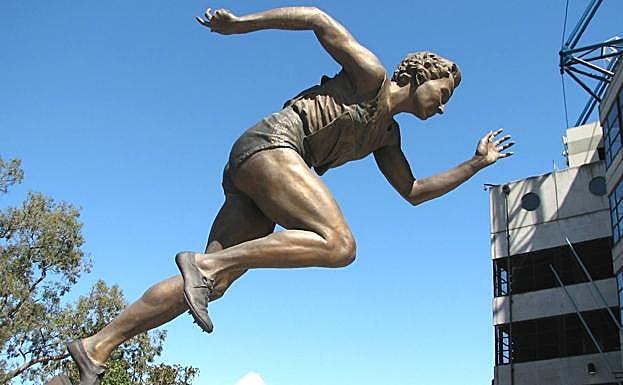 La estatua de Strickland comparte espacio con la de Cuthbert en el Club de Cricket de Melbourne. 