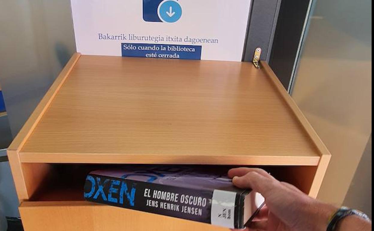 Buzón de la biblioteca de Zaldibar, que recibe una media de tres libros al día. 