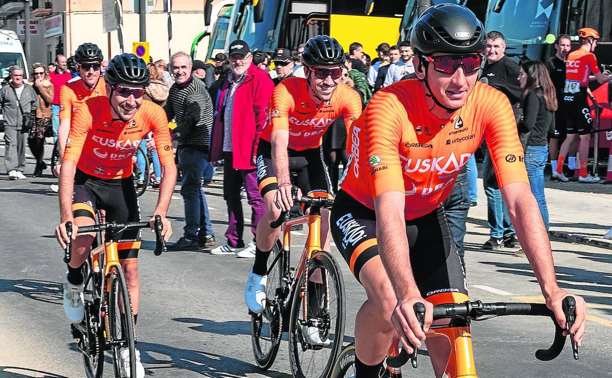 Los corredores del equipo Euskadi, antes de iniciar una carrera esta temporada. 