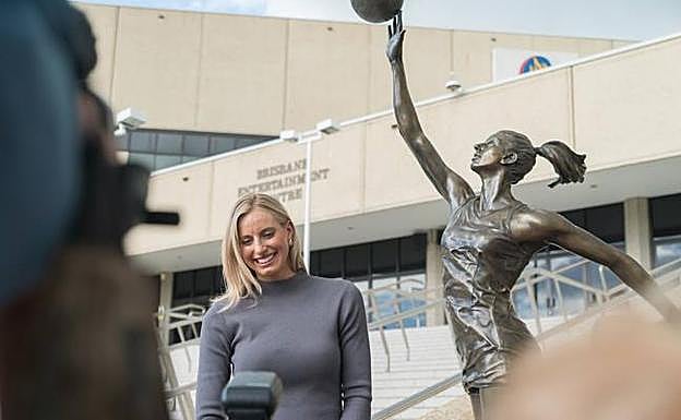 Geitz fue la capitana de los Queenslands Firebirds y oro en el Campeonato mundial de 2011. 