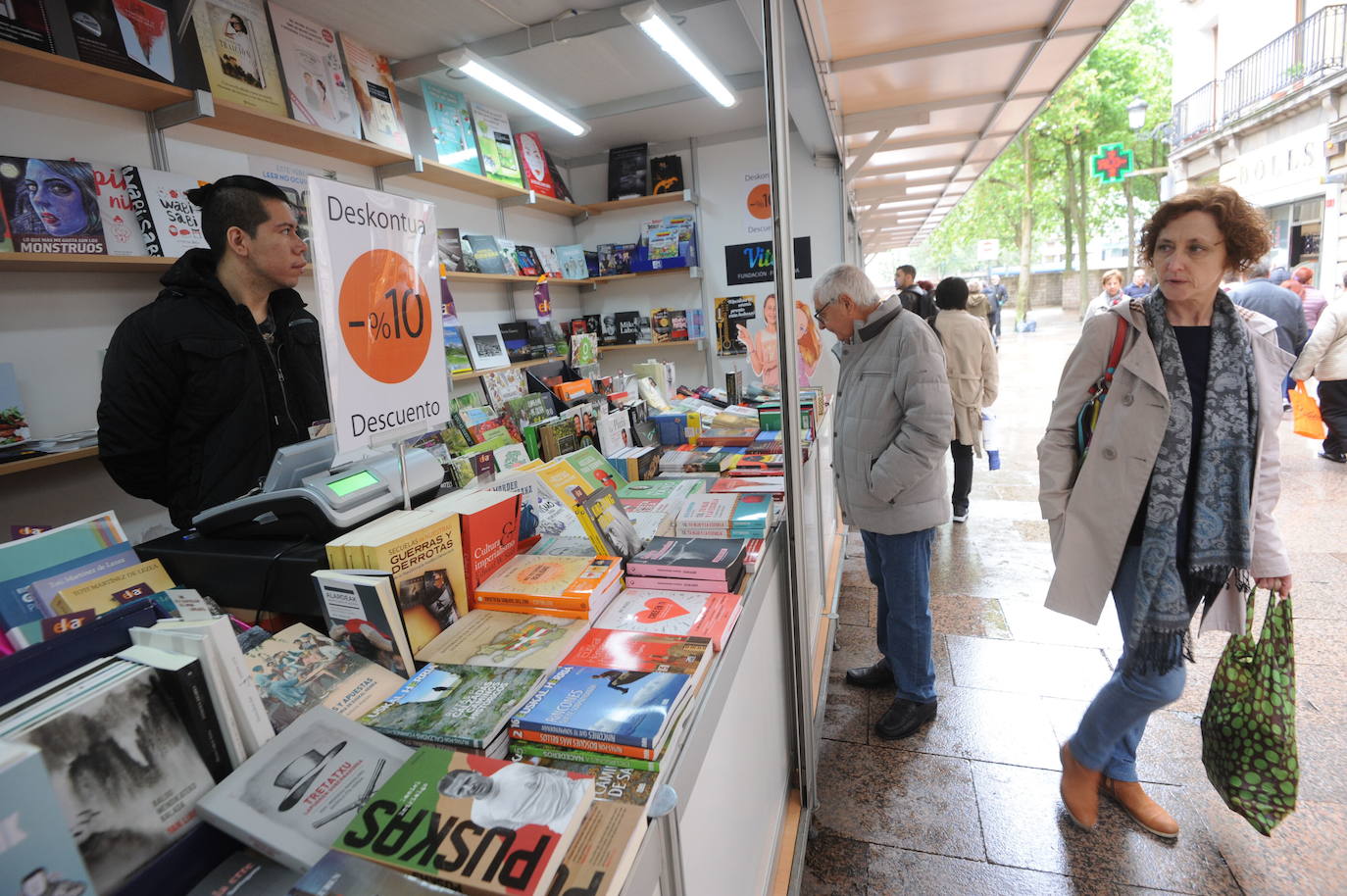 Una edición anterior de la Feria del Libro, en la plaza Celedones de Oro. 