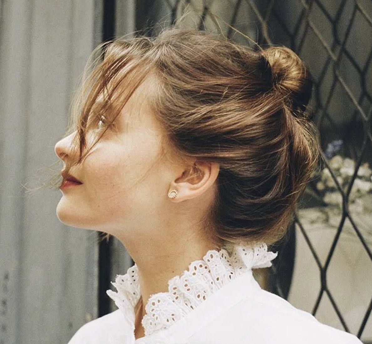 Melena castaña clara con mechas 'babylights'.