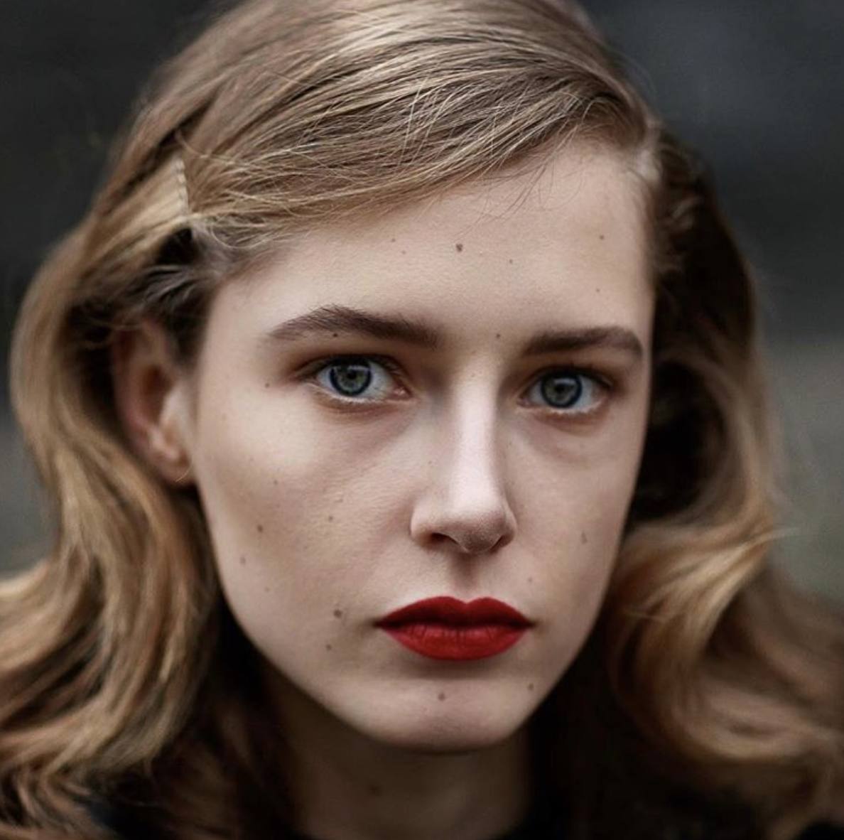 Melena rubia clara y ondulada.