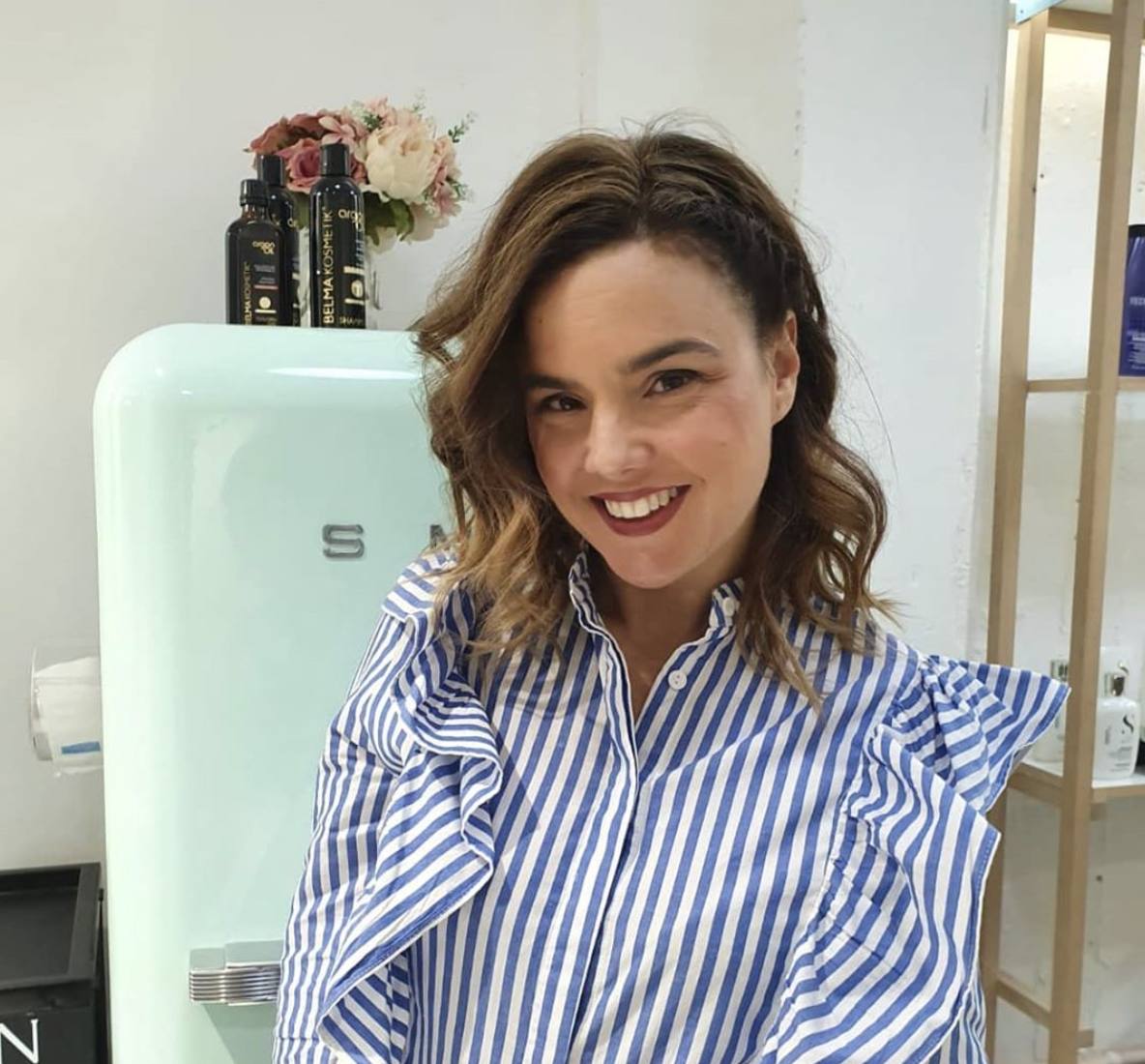 Melena castaña y ondulada.