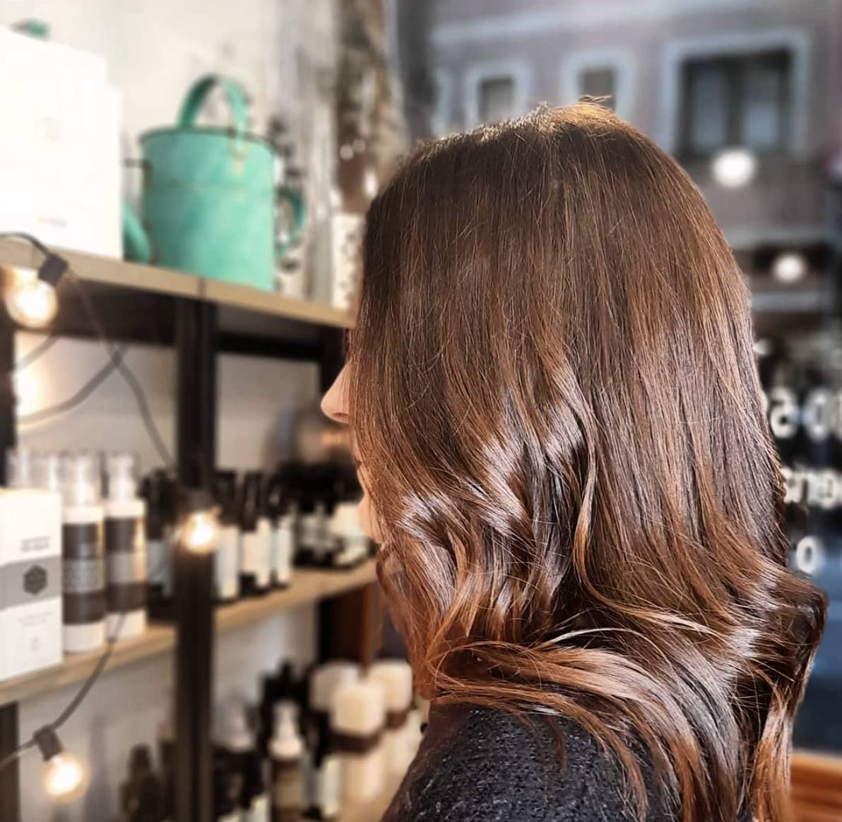 Melena castaña con efectos solares muy sutiles. 