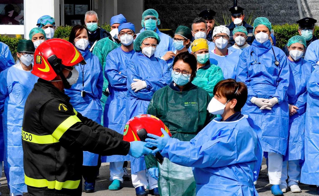 Homenaje al personal sanitario en un hospital de Nápoles. 