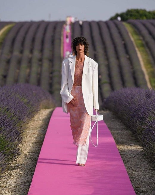 Y de un grande del arte pasamos a otra propuesta del emblemático instituto francés de la moda, que ha lanzado un curso online para el estudio de la moda y la cultura de la mano de grandes líderes del sector: Jacquemus, Paul Smith, Christelle Kocher, y CEOs de firmas como Chanel, YSL o Hermès. Es un curso de 4 semanas de duración y un precio de 50 € en el caso de que quieras tener acceso indefinido y certificación.