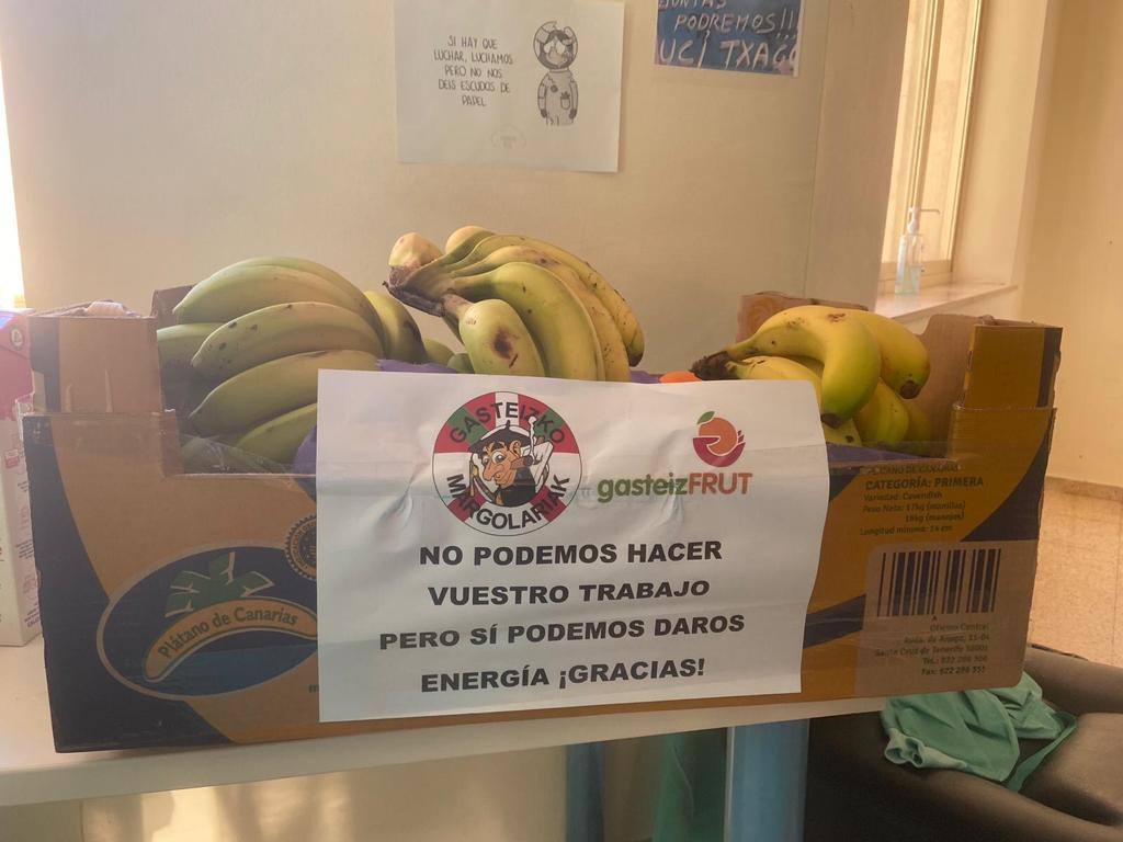 Una de las cajas de plátanos donadas por Gasteizko Margolariak