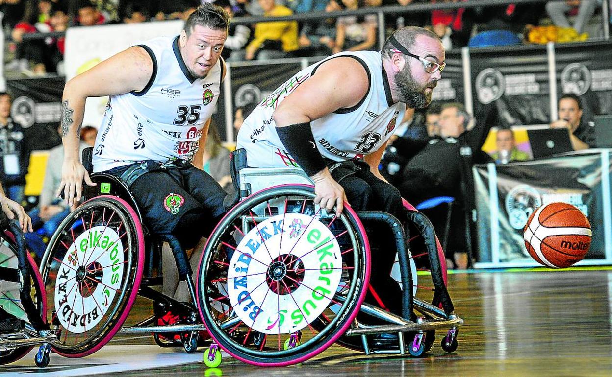 Asier García conduce el balón en Txurdinaga, donde el BSR se metió en los cuartos de la Champions. 
