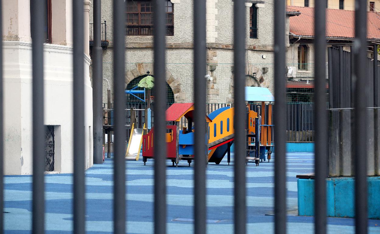 «No descartamos la vuelta a las aulas progresiva de los escolares», asegura la consejera de Educación