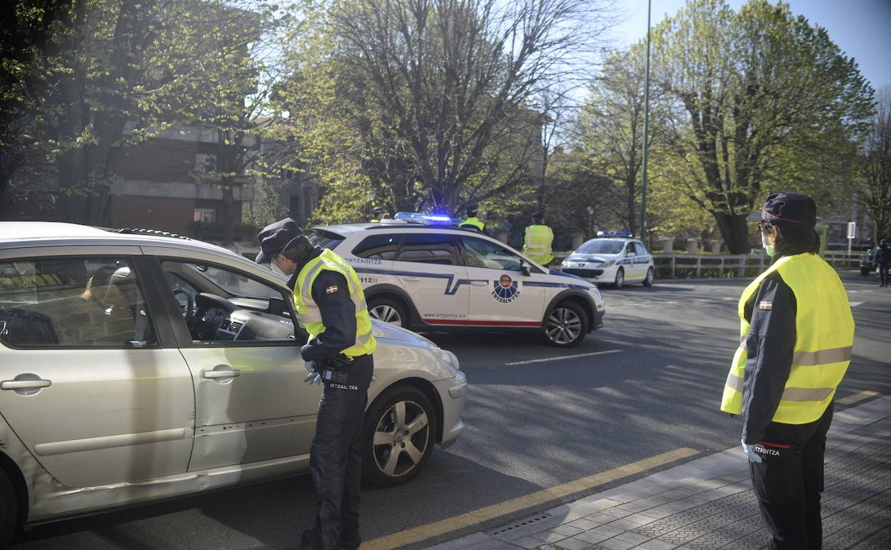 Control de la Ertzaintza en Getxo durante el estado de alarma.