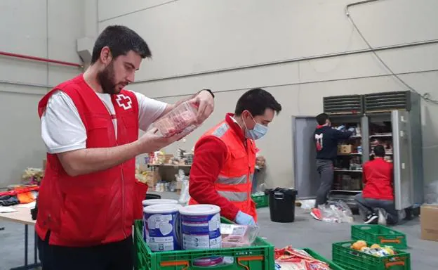 Cruz Roja pone en marcha un centro logístico en el BEC para repartir alimentos a las familias