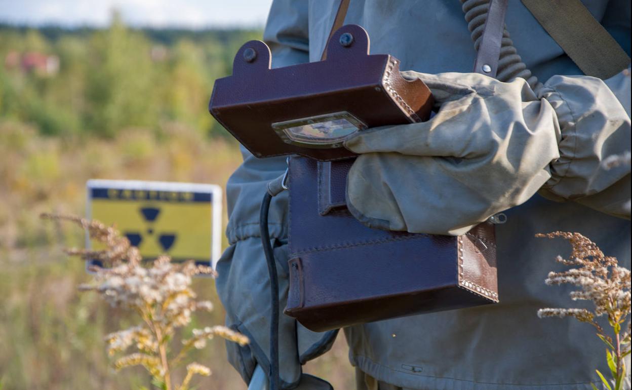 Aditu bat, erradiazioa neurtzen.