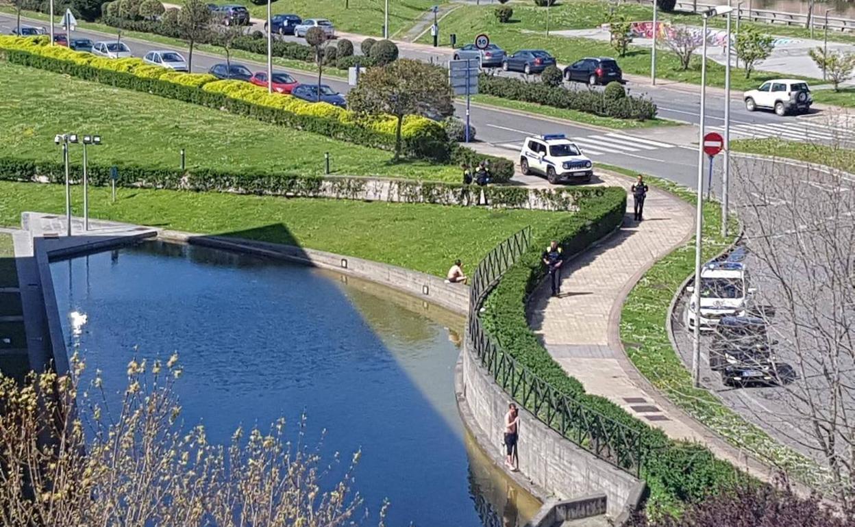 Los bañistas, al ser sorprendidos por la Policía de Barakaldo.