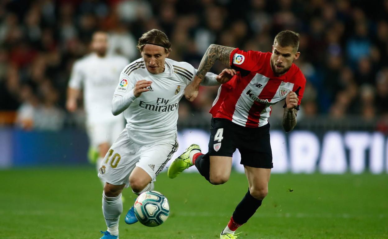 Iñigo pelea con Modric por un balón en el Bernabéu.
