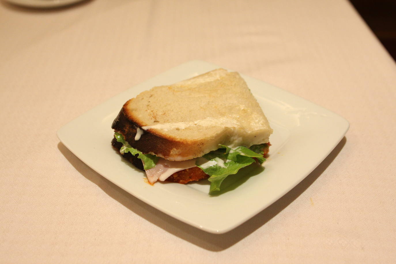 Cara a cara con un sándwich de El Eme.