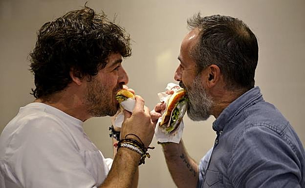 Imagen principal - Cara a cara con un sándwich del El Eme, ostras de El Puertito, y las felipadas del Alameda.