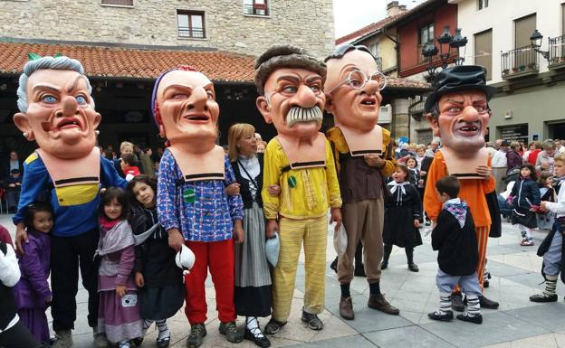 Los cabezudos de Salvatierra participarán en la kalejira del lunes.