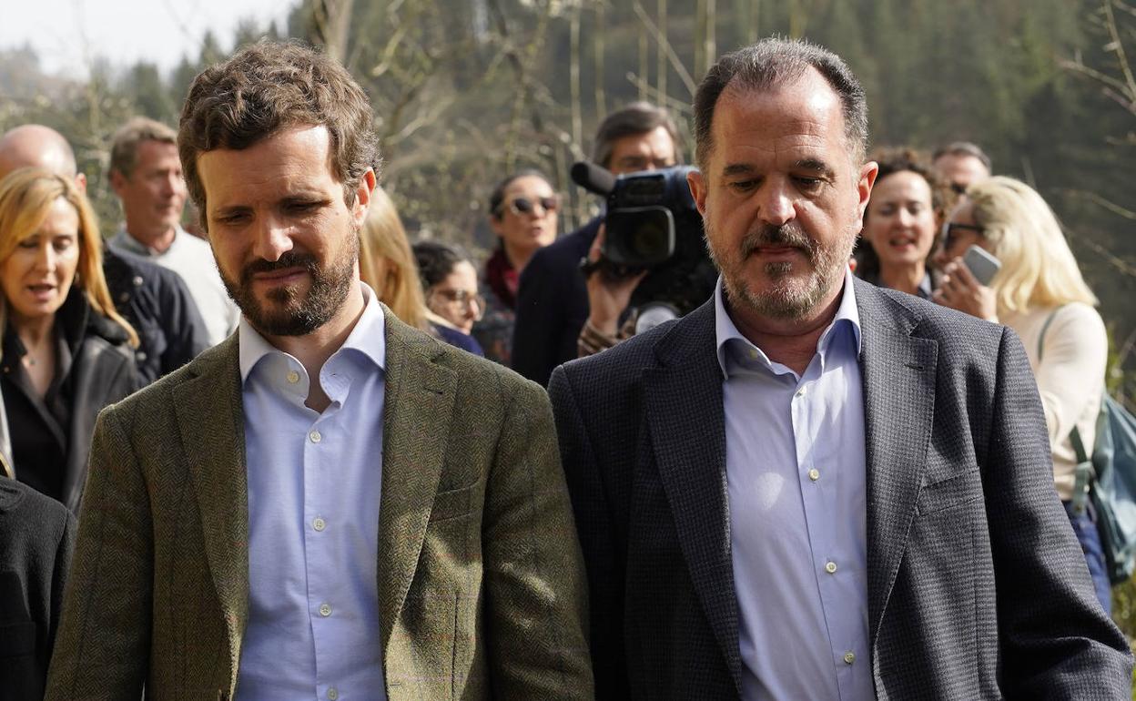 Carlos Iturgaiz y Pablo Casado durante una visita del líder del PP a Euskadi el pasado marzo. 