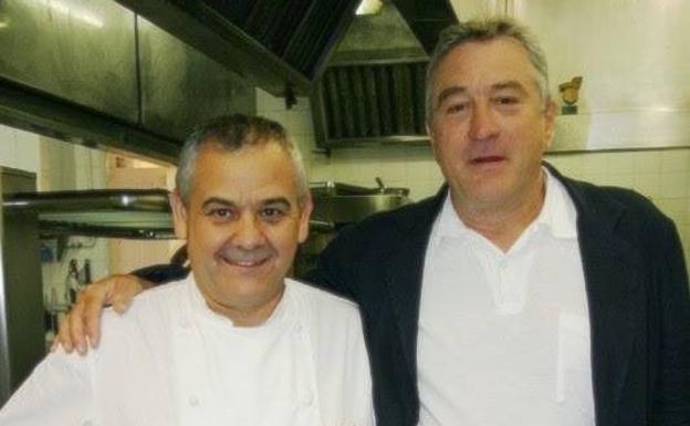 El cocinero, junto a Robert de Niro.