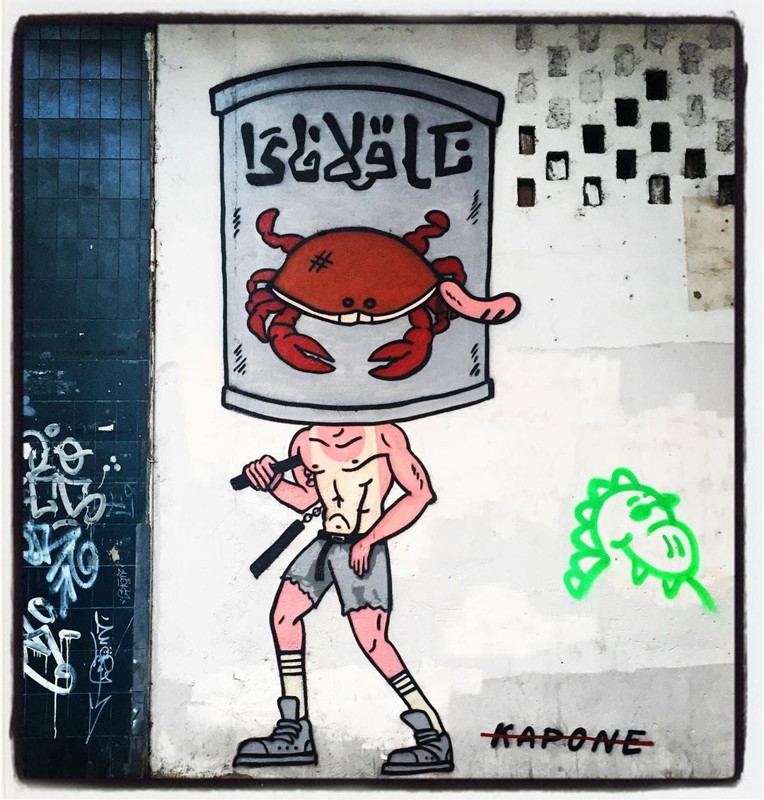 Kapone, uno de los artistas urbanos más prolíficos de Vitoria, se caracteriza por sus curiosos y llamativos personajes, todo un compendio de objetos, seres humanos, animales y referencias de la cultura popular. Aquí nos ha brindado esta curiosa figura de un hombre cuya cabeza es una lata de cangrejo.