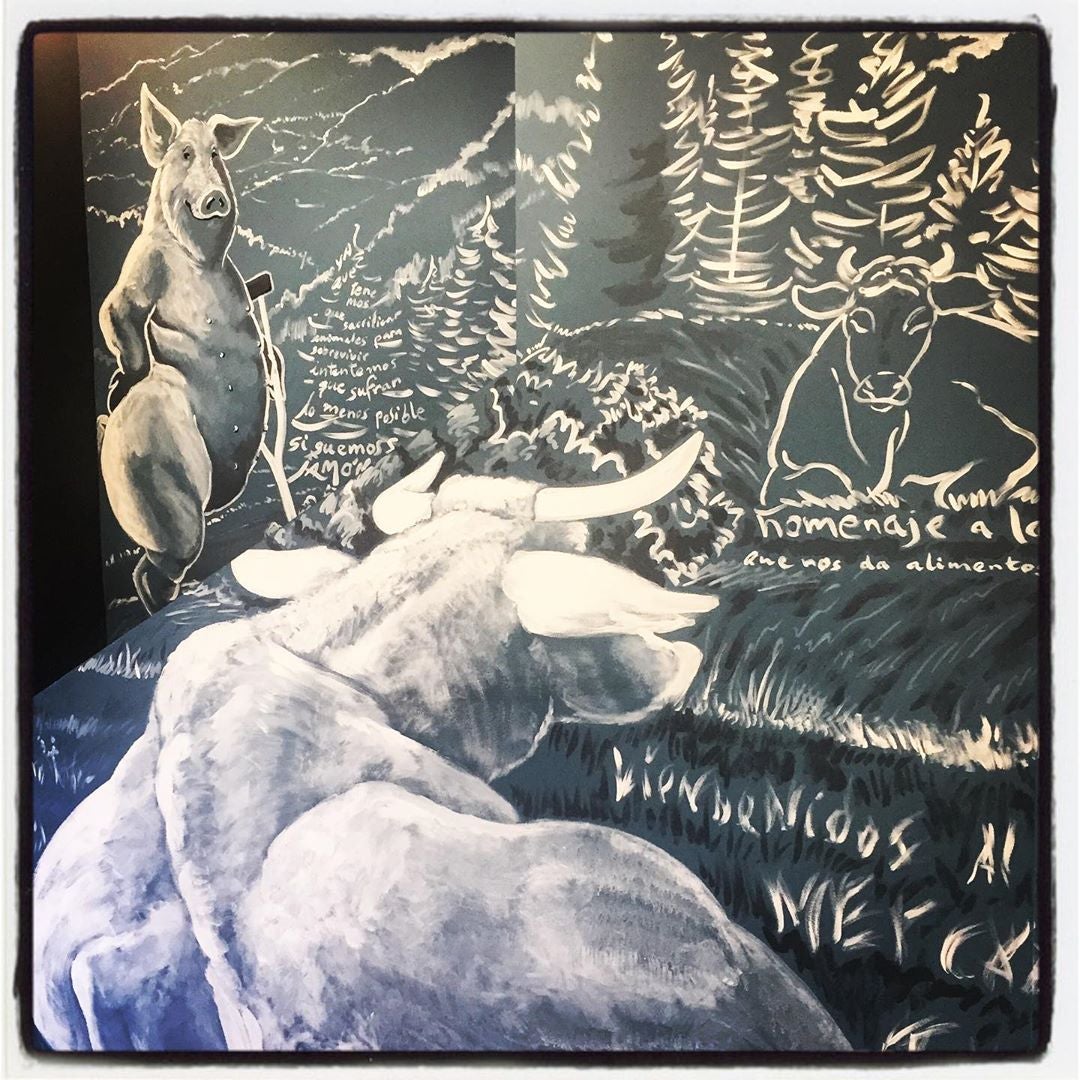 Algunos mercados de la ciudad se decantan por decorar sus entradas con llamativos murales o grafitis. Ocurre en los de Arana, Zaramaga y también en el de la calle Florida, que deja ver un original mural con sus cerdos y vacas.