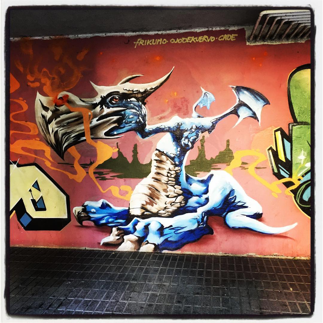 'Juego de Tronos' devolvió la popularidad a los dragones. Este ejemplar no vuela, pero descansa en uno de los sorportales del barrio vitoriano de Aranbizkarra.