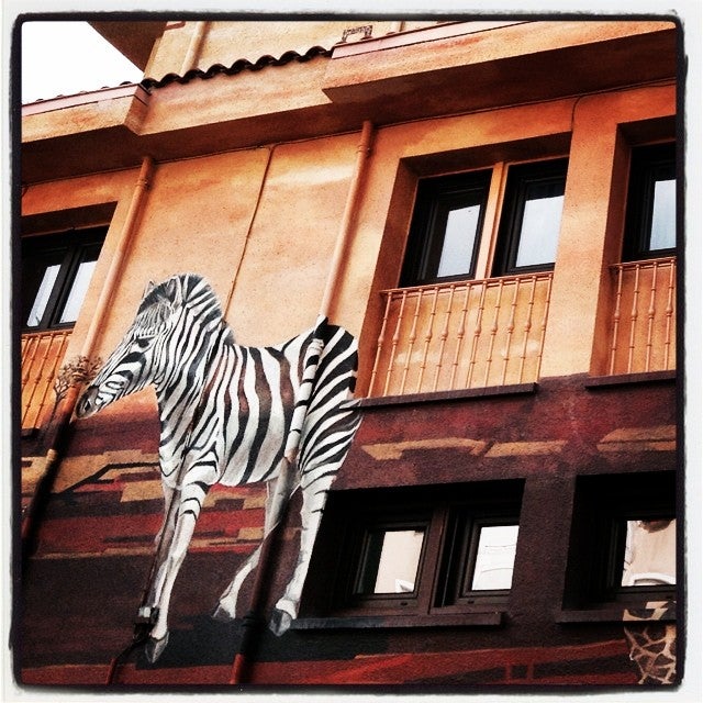 Animales procedentes de diferentes continentes simbolizan la diversidad y multiculturalidad presentes en el Casco Medieval de la capital alavesa. Este mural que forma parte de 'La ciudad pintada', realizado en 2008, se plasmó sobre las cuatro fachadas (ventanas, puertas, chimeneas, tubos, etcétera...) de la escuela infantil Haurtzaro. Se localiza en el cantón de Santa María, s/n. Para no perderse ni un detalle, hay que observarlo desde el cantón de Santa María y las calles San Vicente de Paúl y Bueno Monreal.