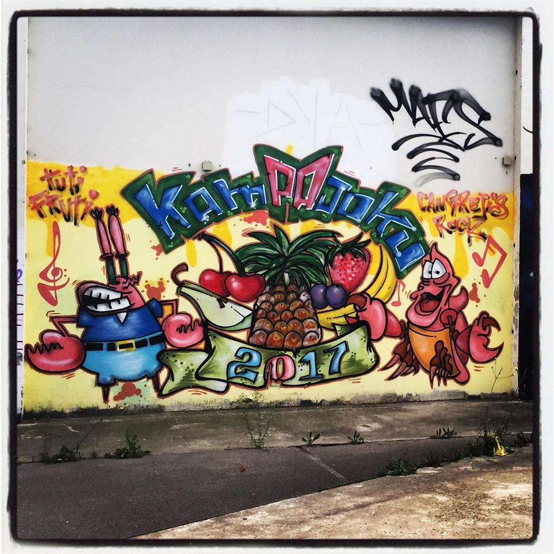 En la calle Juan de Garay podemos ver este curioso 'bodegón', donde comparten espacio diversas frutas y frutos del mar, como un par de crustáceos.