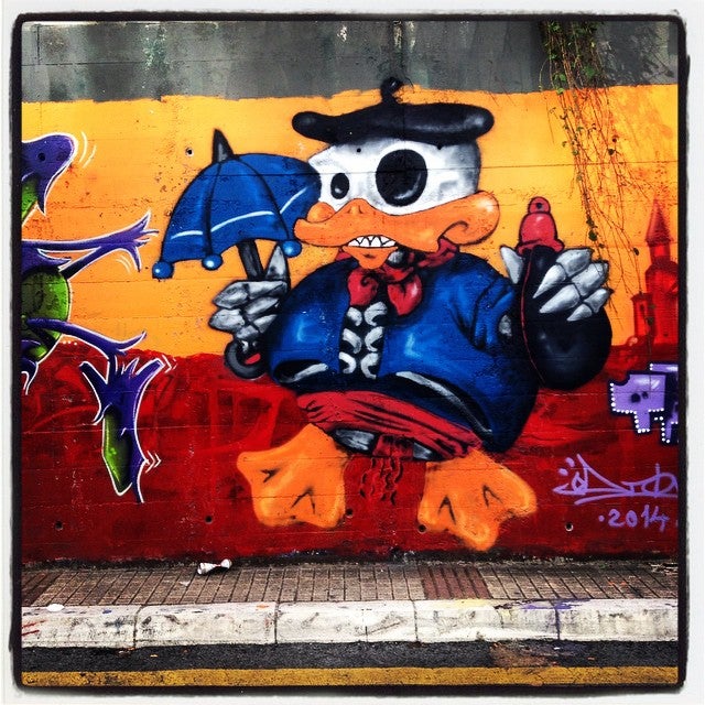 En la calle Txiribia, que conecta la avenida Santiago con el barrio de Arana, podemos ver a este peculiar pato, ataviado con blusa, pañuelo, faja y txapela. Como complementos indispensables para emular a Celedón, no podían faltar la bota de vino y un paraguas que recuerda al que luce el popular aldeano.