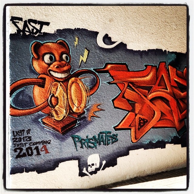 Además de gorilas, en los muros de Vitoria surge este anaranjado monito al que le ha dado por tocar los platillos.