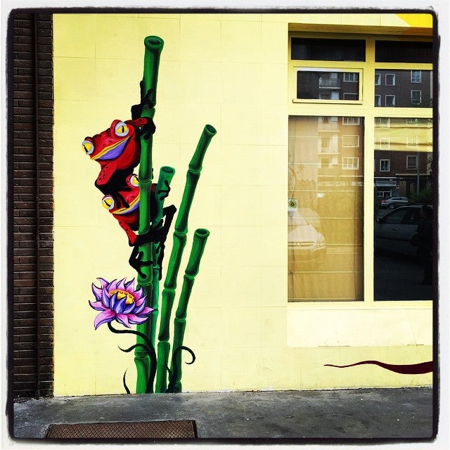 Este simpático par de curiosas ranas rojas llaman la atención desde la fachada de un negocio situado en el barrio de Zaramaga.