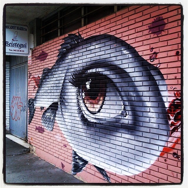 Una de las características del mercado del barrio de Arana es su decoración exterior. Una vaca, un pescado gigante y un carnicero llaman poderosamente la atención y despiertan la curiosidad de los potenciales clientes.