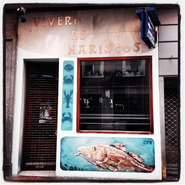 El pescado y el marisco que adornan este negocio de la calle Cercas Bajas son la perfecta tarjeta de visita para el comercio.